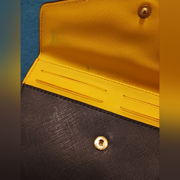 GUC Michael Kors Cardholder - Picture 6 of 8